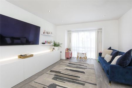 Stylish and contemporary five bedroom, three bathroom property in the desirable village of Green Hammerton. - Photo 2