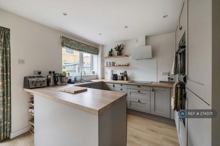 3 bedroom semi-detached house to rent - Photo 5