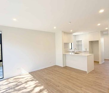 Quiet street with all main amenities nearby - Photo 1