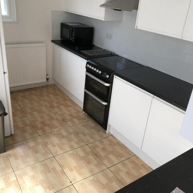 6 bedroom house to rent - Photo 1