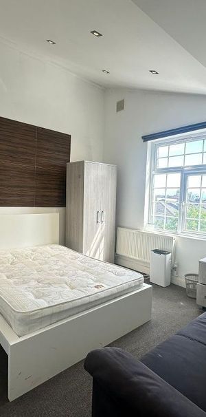 Uxbridge Road, Shepherds Bush, London, W12 9DT - Photo 1