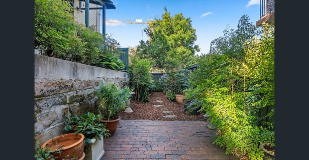 Stylish Ground-Floor Courtyard Apartment in the Heart of Balmain - Photo 1