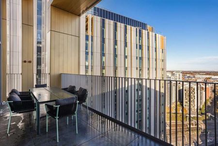 This spacious three-bedroom, three-bathroom penthouse apartment is located in the heart of the city centre, offering luxurious living with stunning views from t - Photo 2