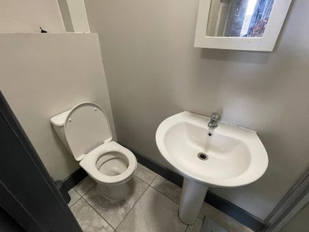 1 bedroom in a house share to rent - Photo 2