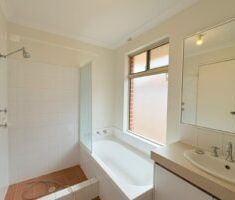 Spacious 3-Bedroom Villa with Modern Amenities - Photo 1