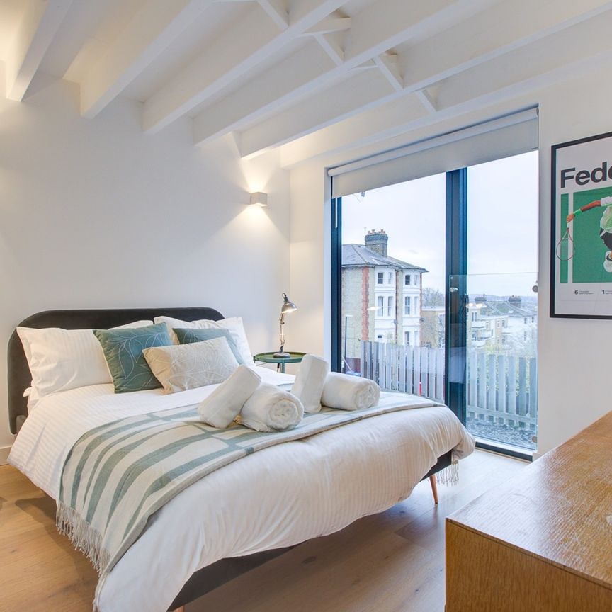 5 Bed Terraced House, Savona Close, SW19 - Photo 1