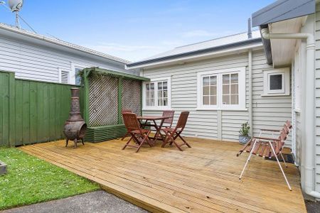 Charming Epsom 3BR bungalow w/ Fully Fenced Garden - Photo 5