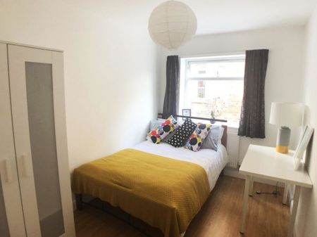 4 bed Apartment for Rent - Photo 2