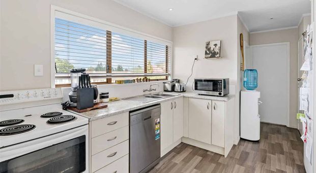 Three bedroom townhouse!! - Photo 1