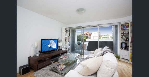 LARGE ONE BEDROOM APARTMENT WITH PARKING & STORAGE CAGE - Photo 1