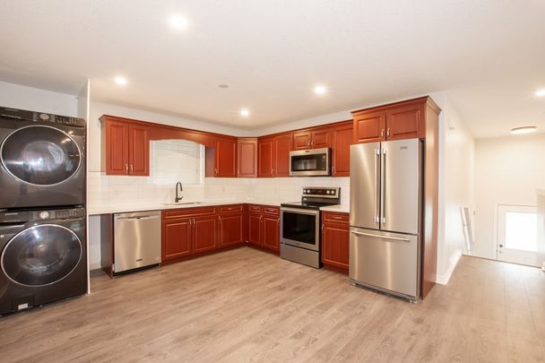 BEAUTIFUL 2 BEDROOM MAIN UNIT IN WELLAND!! - Photo 1