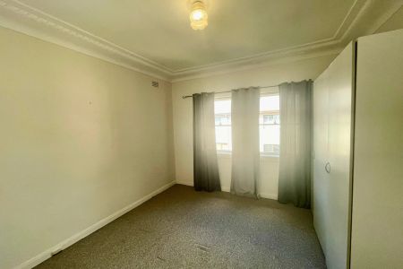 SPACIOUS TWO BEDROOM APARTMENT! - Photo 2