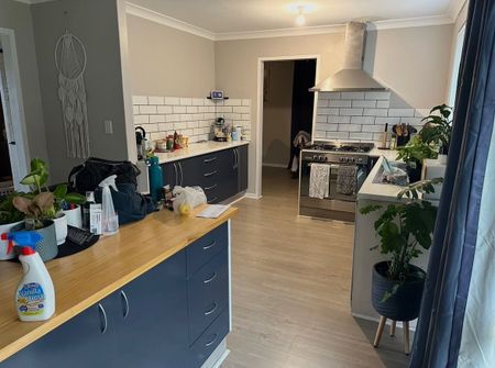 3 BEDROOM FAMILY HOME - Photo 2