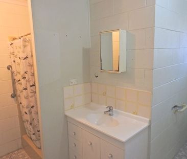 Centrally Located 2 Bedroom Unit - Photo 5