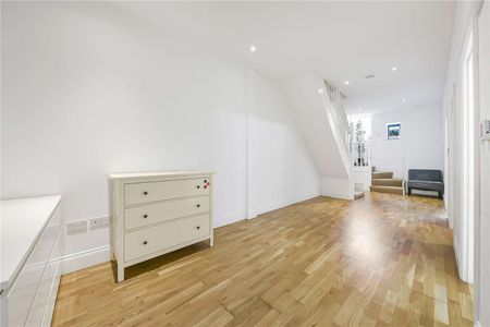 Stylish 4 bedroom duplex apartment, in a sought after location with a private garden. - Photo 4