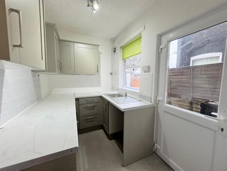 2 bedroom terraced house to rent - Photo 4
