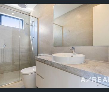 Modern Townhouse in Prime Box Hill North Location – Within Box Hill... - Photo 5