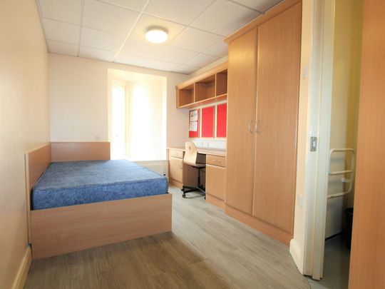 Flat to rent on - Photo 1