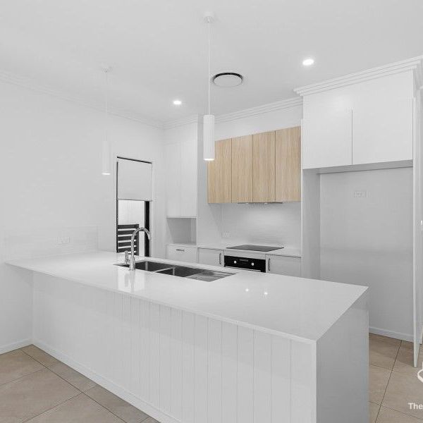 Two Bedroom Modern Townhome, Complex Pool, Ducted A/C - Photo 1