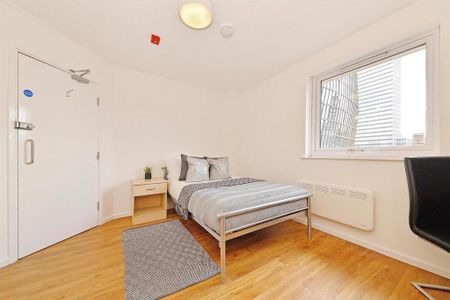 1 bedroom in a flat share to rent - Photo 5