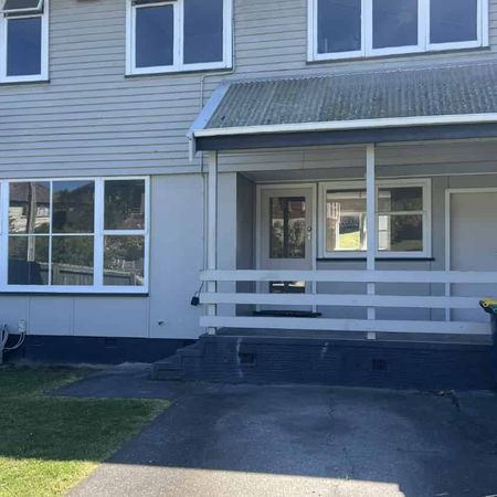 Renovated and ready to move in! - Photo 4