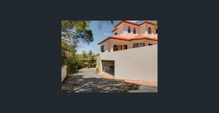 Massive Renovated Townhouse in Auchenflower - Photo 4