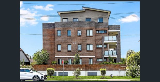 REDUCED PRICE 2 Bed Unit Located In Prime Location - Photo 1