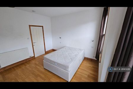 1 bedroom in a house share to rent - Photo 2