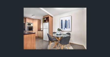 Generously proportioned 1970’s apartment in quiet park-side location - Photo 4