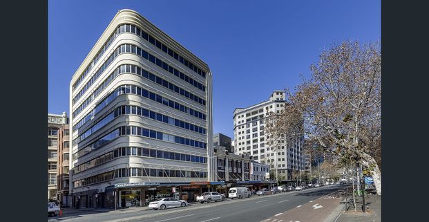 Light, location & modern appeal - Fully furnished pad - Photo 1