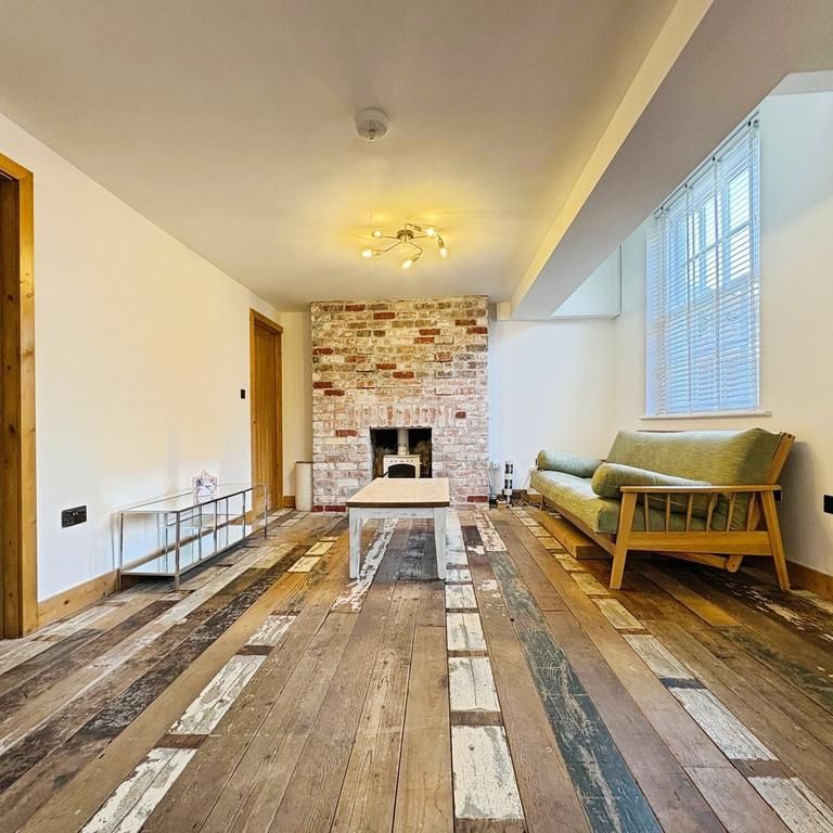 2 bedroom character property to rent - Photo 1