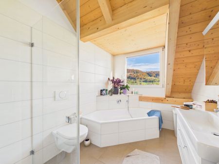 Einzigartige 4.5-Zimmer-Dachwohnung mit Galerie und Weitblick in Kaufdorf - Photo 3