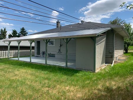 2 bdrms up 2 bdrms down well maintained Main Floor home in Winston heights! - Photo 2