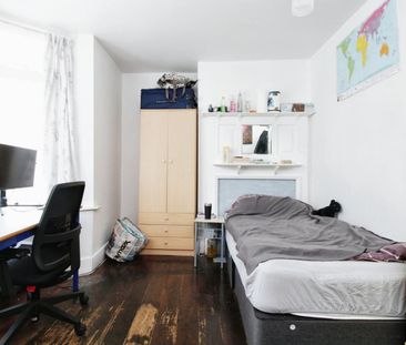 5 Bed Terraced House, Arnold Road, SO17 - Photo 4