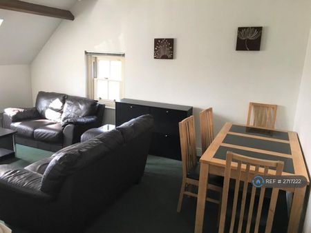 1 bedroom in a flat share to rent - Photo 2