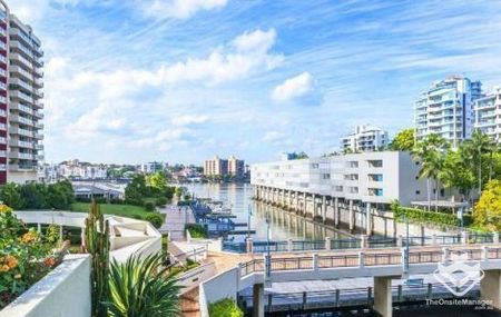 SPACIOUS APARTMENT WITH RIVER VIEW - Photo 4