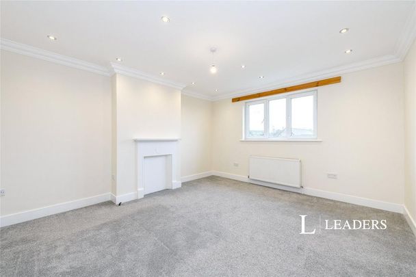 4 bedroom semi-detached house to rent - Photo 1