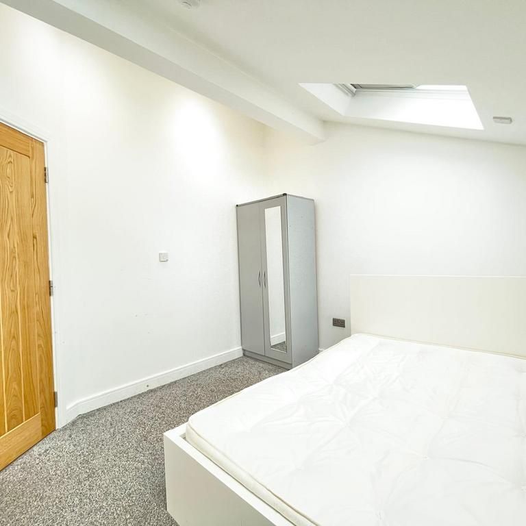 1 bedroom in a flat share to rent - Photo 1