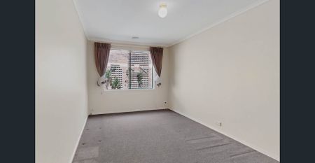 Elegant Single Level Living in an Exclusive Niddrie Pocket - Photo 4