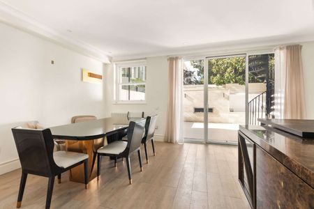 Exceptional Freehold Family Residence with Private Garden and Balcony Overlooking Prestigious Garden Square - Photo 4