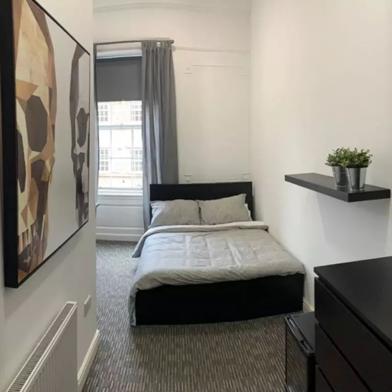 25 bedroom house of multiple occupation to rent - Photo 2