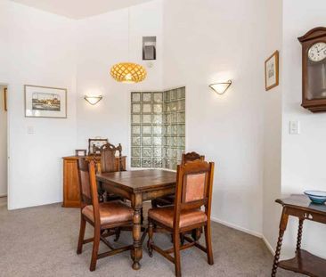 Spacious Family Home in Double Westlake Zoned - Photo 2