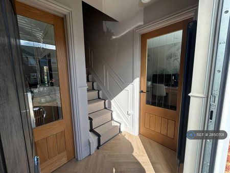 4 bedroom semi-detached house to rent - Photo 5