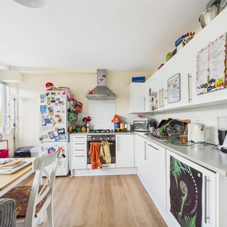 4 bedroom flat to rent - Photo 1