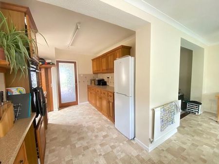 3 bedroom semi-detached house to rent - Photo 3