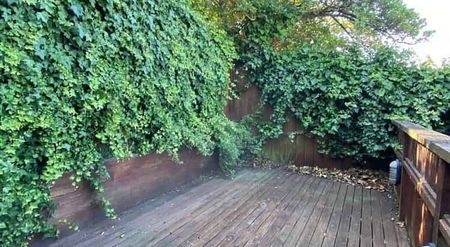 QUIET CUL-DE-SAC TOWNHOUSE - Photo 4