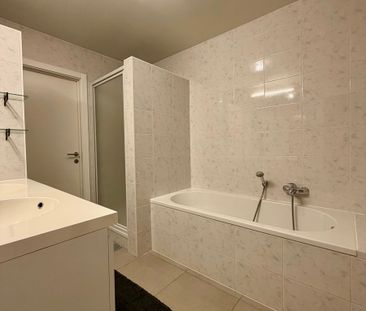 Zeer knap, ruim appartement met 2 slpks en garage - Photo 2