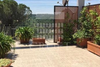 Attic-Cassia: 250mq. Top floor in addition to 250mq. of panoramic terraces. Spacious living, dining, 5 bedrooms, 3 baths, maid’s room, 3 panoramic terraces, parking, silent,. Located at begining of Cassia, near Schools. Ref 160