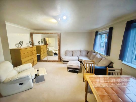 Clockhouse Road, Farnborough, Hampshire, GU14 7UA - Photo 1