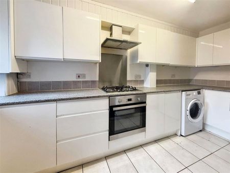 Freesia Drive, Bisley, Woking, Surrey, GU24 9HA - Photo 4